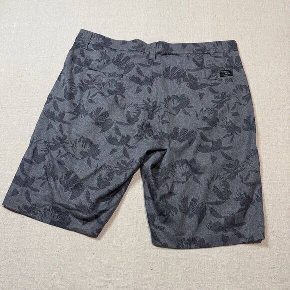 Travis Mathew Inlet Golf Shorts Size 33 Black Gray  9” Inseam Pinstripe Floral - Picture 2 of 7